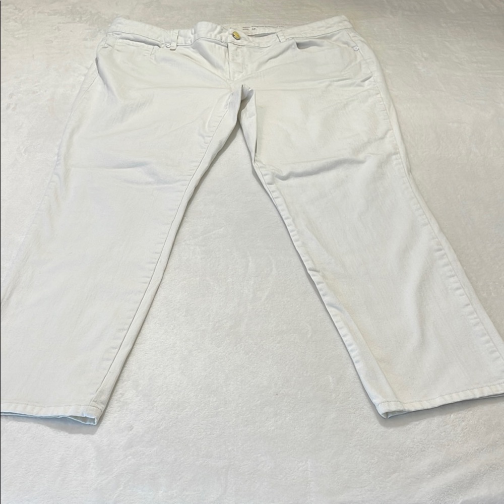 LIZ CLAIBORNE STRETCH STRAIGHT LEG SIZE 18 WOMENS White Jeans